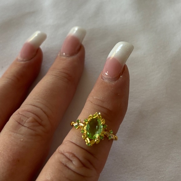 New Green Rhinestone Ring With GoldTone Band Size 7 - Picture 2 of 2